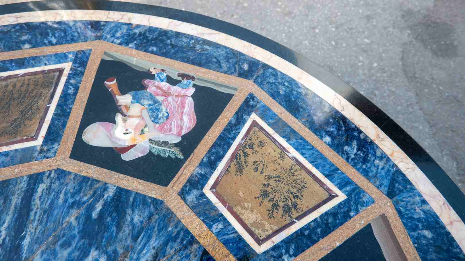 Tablero de mármol con pietra dura y escenas orientales de estilo italiano