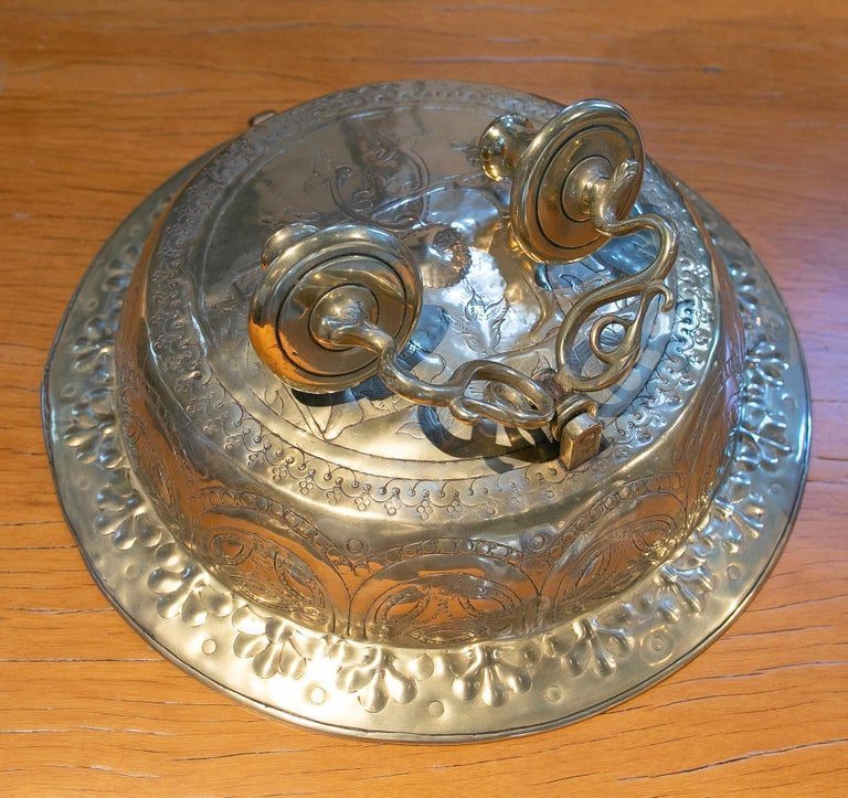 Aplique de bronce repujado