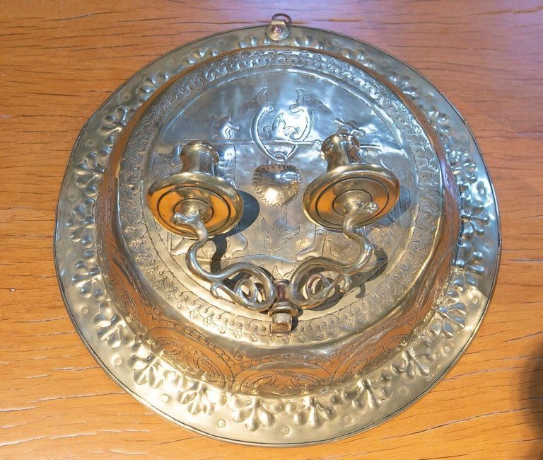 Aplique de bronce repujado