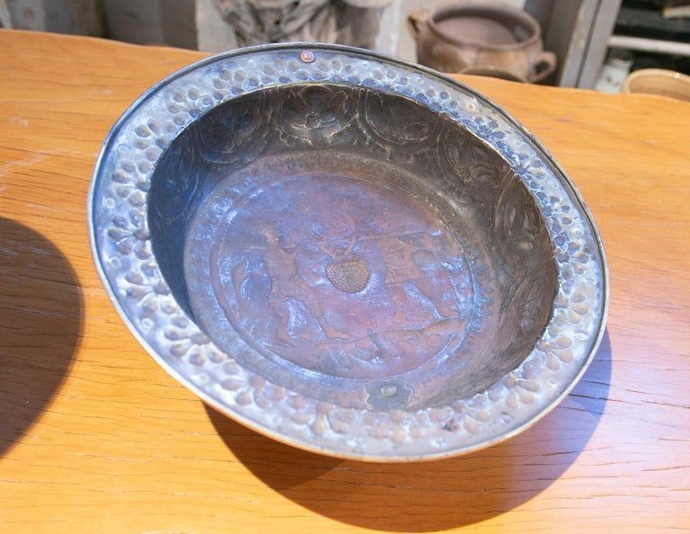 Aplique de bronce repujado