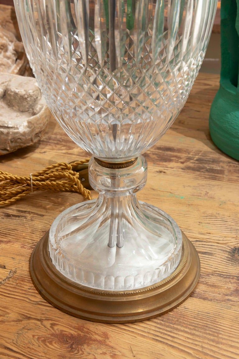 Lámpara de sobremesa de cristal tallado y bronce
