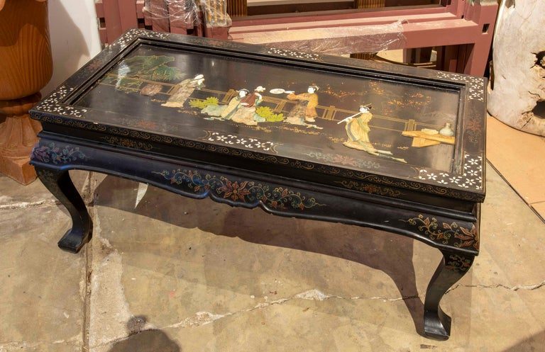 Mesa de Centro Oriental Lacada en Negro y Decoración de Personajes con Piedra