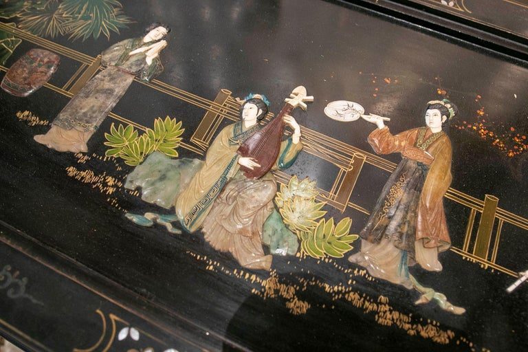 Mesa de Centro Oriental Lacada en Negro y Decoración de Personajes con Piedra