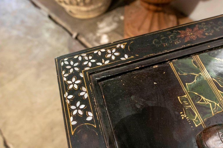 Mesa de Centro Oriental Lacada en Negro y Decoración de Personajes con Piedra