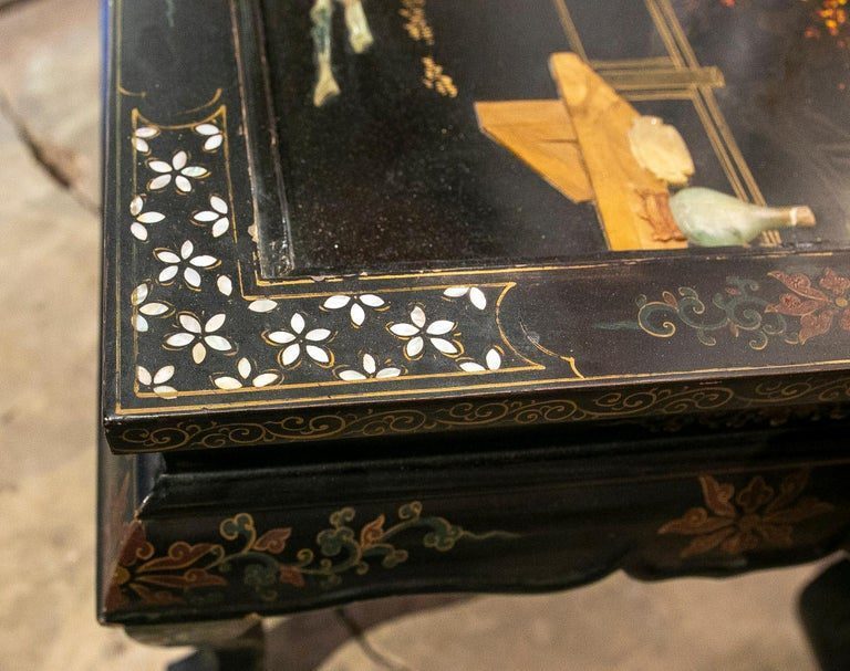 Mesa de Centro Oriental Lacada en Negro y Decoración de Personajes con Piedra