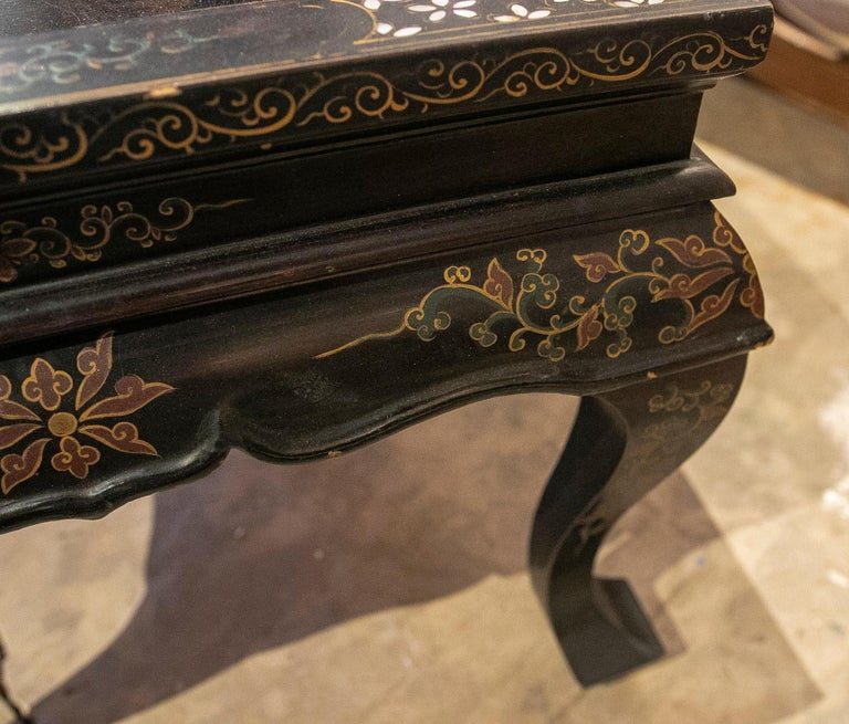 Mesa de Centro Oriental Lacada en Negro y Decoración de Personajes con Piedra