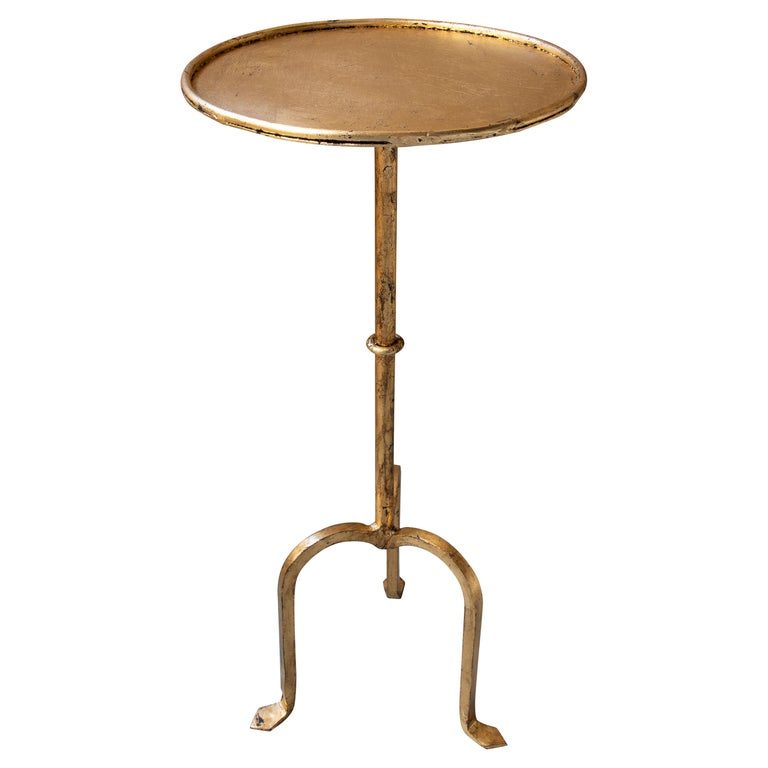 Mesa auxiliar redonda de hierro dorado con soporte