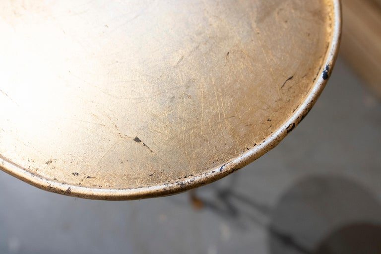 Mesa auxiliar redonda de hierro dorado con soporte