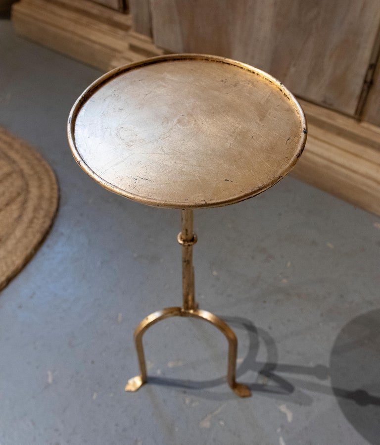 Mesa auxiliar redonda de hierro dorado con soporte
