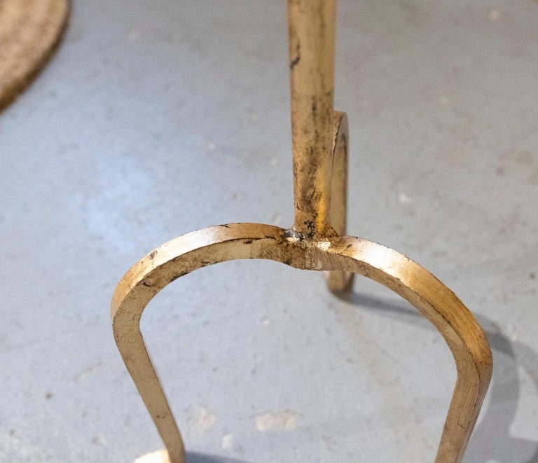 Mesa auxiliar redonda de hierro dorado con soporte